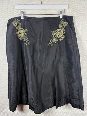 Metro 7 Black Embroidered Bubble Skirt. Grab all the attention in this beauty 🧡